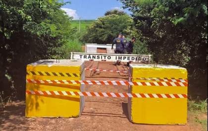 Prefeitura de Araçatuba interdita ponte no bairro rural Água Limpa