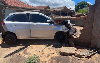 Motorista invade residência após colisão com moto em Três Lagoas