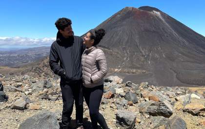 Casal de mochileiros comemora dois anos explorando o mundo