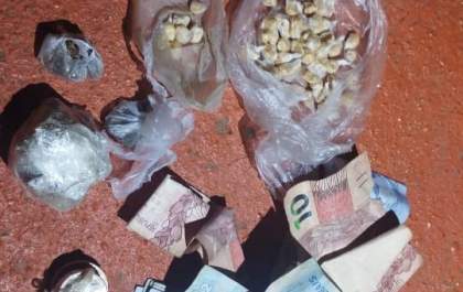 PM prende traficante com crack e maconha em casa abandonada em MS
