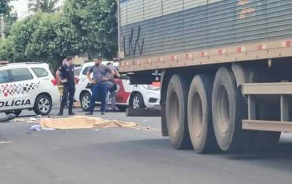 Mulher de 39 anos morre ao ter Biz atingida por caminhão