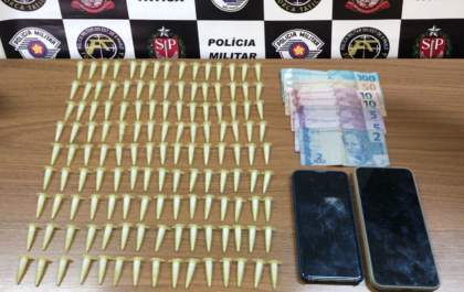 PM prende dupla com cocaína e também apreende munições