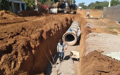 Obras de drenagem e pavimentação de diversas ruas do Distrito de Arapuá continuam