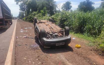Capotamento na BR-262 deixa um morto e quatro feridos