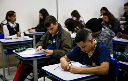 Governo do Estado define regras após proibição do uso de celulares nas escolas