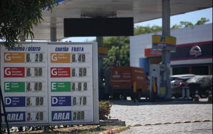 Gasolina deve ficar R$ 0,10 mais cara a partir de sábado com aumento do ICMS