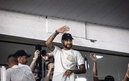 Neymar anuncia retorno ao Santos
