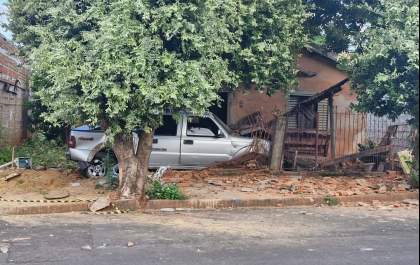 Motorista morre após colidir camionete em residência&nbsp;