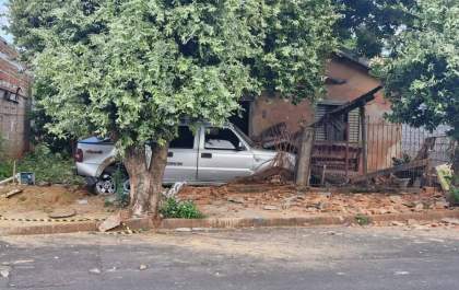Motorista morre após colidir camionete em residência em Castilho