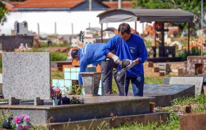 Força-tarefa executa limpeza nos cemitérios de Araçatuba