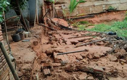Chuva causa estragos em casas no bairro Umuarama e preocupa moradores
