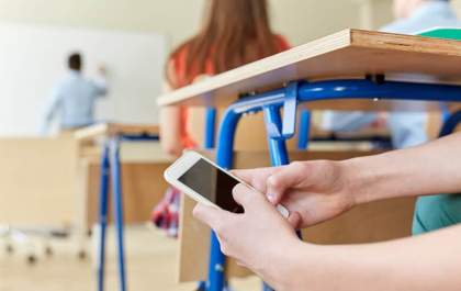 80% dos alunos brasileiros se distraem com celulares nas escolas, aponta PISA; aulas retornam com nova lei de proibição de dispositivos nas salas