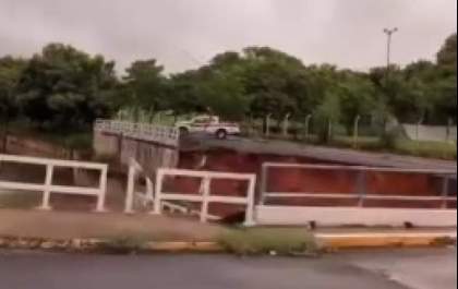 Mulher é resgatada após cair no córrego Biriguizinho