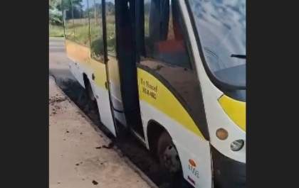 Micro-ônibus escolar fica atolado após asfalto ceder em avenida de Araçatuba