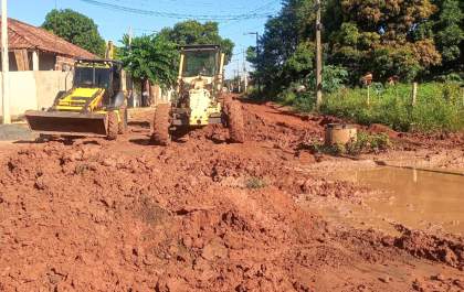 Prefeitura faz nivelamento em ruas no Engenheiro Taveira