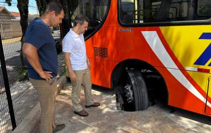 Ônibus da TUA fica ‘atolado’ após tampa de concreto afundar no novo Terminal Urbano