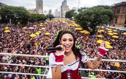 Pabllo Vittar arrasta multidão com seu bloco em pré-carnaval