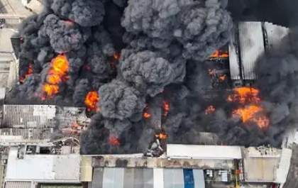 Edifício no Rio de Janeiro é atingido por fogo e deixa pessoas Presas na cobertura