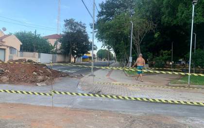 Motociclista invade área com trânsito interditado e fica 'atolado' em obra de sarjetão