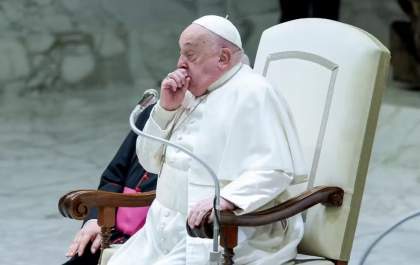 Papa Francisco segue internado com situação clínica complexa, diz Vaticano