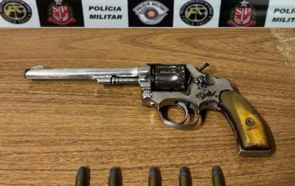 Homem é preso com revólver após denúncia de possível roubo