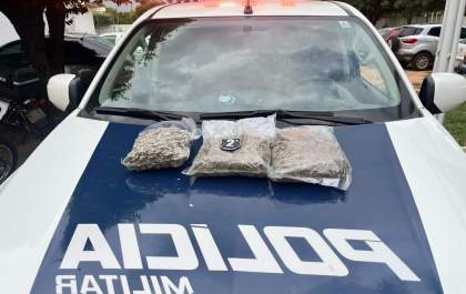 Droga é descoberta em bolsa esquecida em ônibus fretado pela Prefeitura