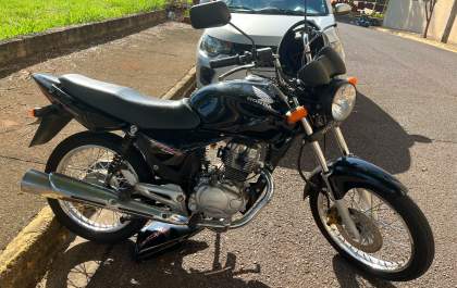 Moto furtada é encontrada abandonada e sem carburador