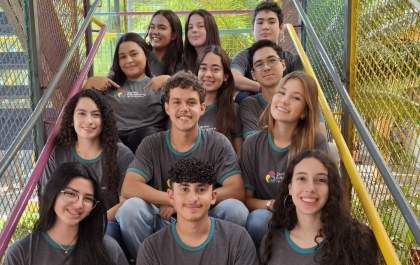 Alunos do CEA que prestaram vestibular no 2º ano e foram aprovados comemoram resultado