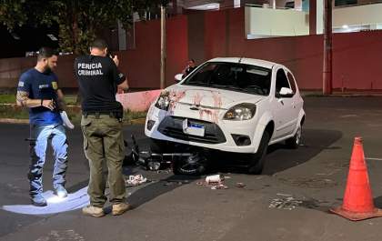 Mulher fica ferida ao ter moto atingida por carro em avenida de Araçatuba