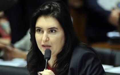 Simone 'peita' Serra e se mostra preparada