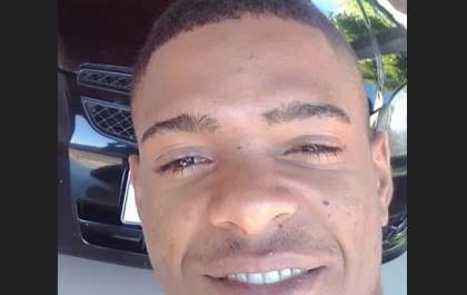 Jovem de 26 anos morre após bater moto em caminhonete parada em Clementina