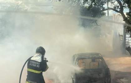 Carro pega fogo e sofre perda total em Bataguassu