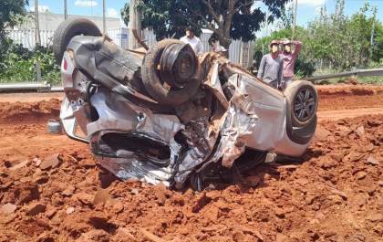 Três pessoas são socorridas após colisão de caminhão em carro na Rondon em Birigui