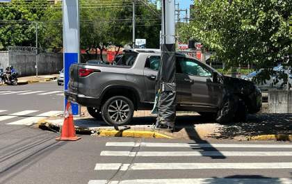 Picape invade calçada da Pompeu após ser atingida por carro