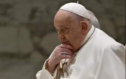 Papa Francisco tem crise respiratória e piora repentina no quadro de saúde