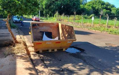 Motociclista morre após bater contra caçamba de entulho na Capital