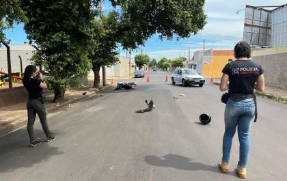 Mulher tem ferimentos graves ao bater motoneta em carro