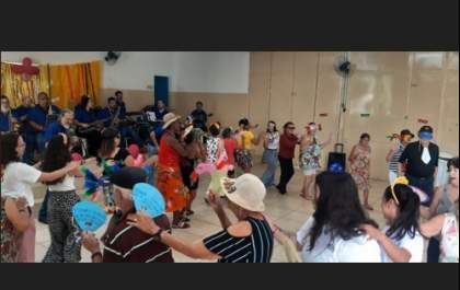 Idosos do CCI participam de matinê de Carnaval