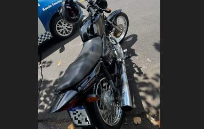Homem com habilitação vencida é detido pela Guarda Municipal empinando moto