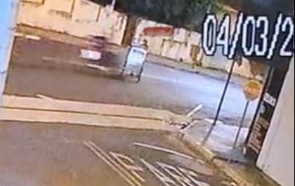 Pipoqueiro fica ferido ao ter carrinho atingido por moto quando atravessava a rua em Birigui