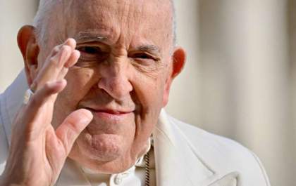 Papa Francisco segue internado com pneumonia e perderá início da Quaresma