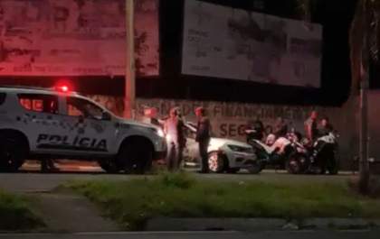 Motociclista é preso após bater moto em muro ao tentar fugir de abordagem policial