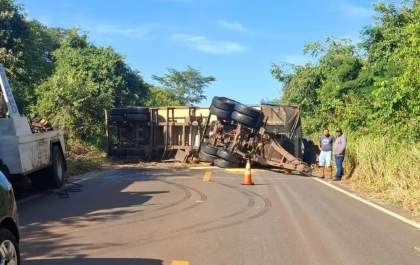 Carreta tomba e interdita MS-395 entre Brasilândia e Bataguassu