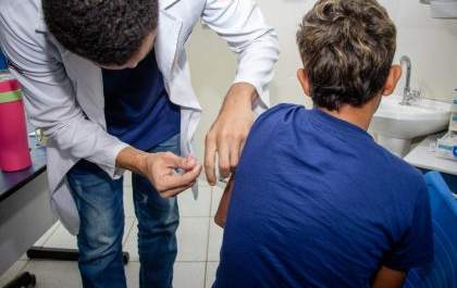 SMS divulga balanço da campanha de vacinação contra dengue e alerta para baixa adesão