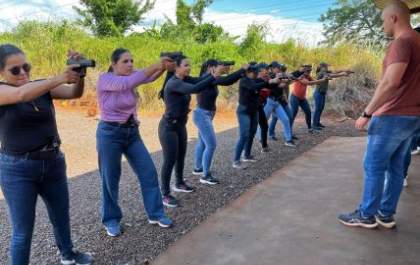Policiais femininas realizam treinamento tático
