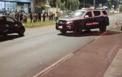 Mulher perde controle de Biz e morre ao colidir em poste na Avenida Ranulpho Marques Leal