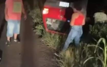 Motorista perde controle e carro capota na BR-262