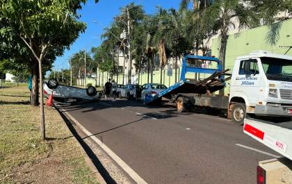 Carro capota após bater em outro parado em avenida de Araçatuba