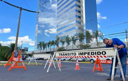 Mobilidade Urbana bloqueia o trânsito em cruzamento da avenida Brasília