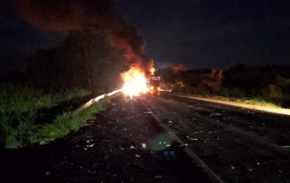 Homem morre ao bater carro em caminhão boiadeiro em rodovia de Andradina